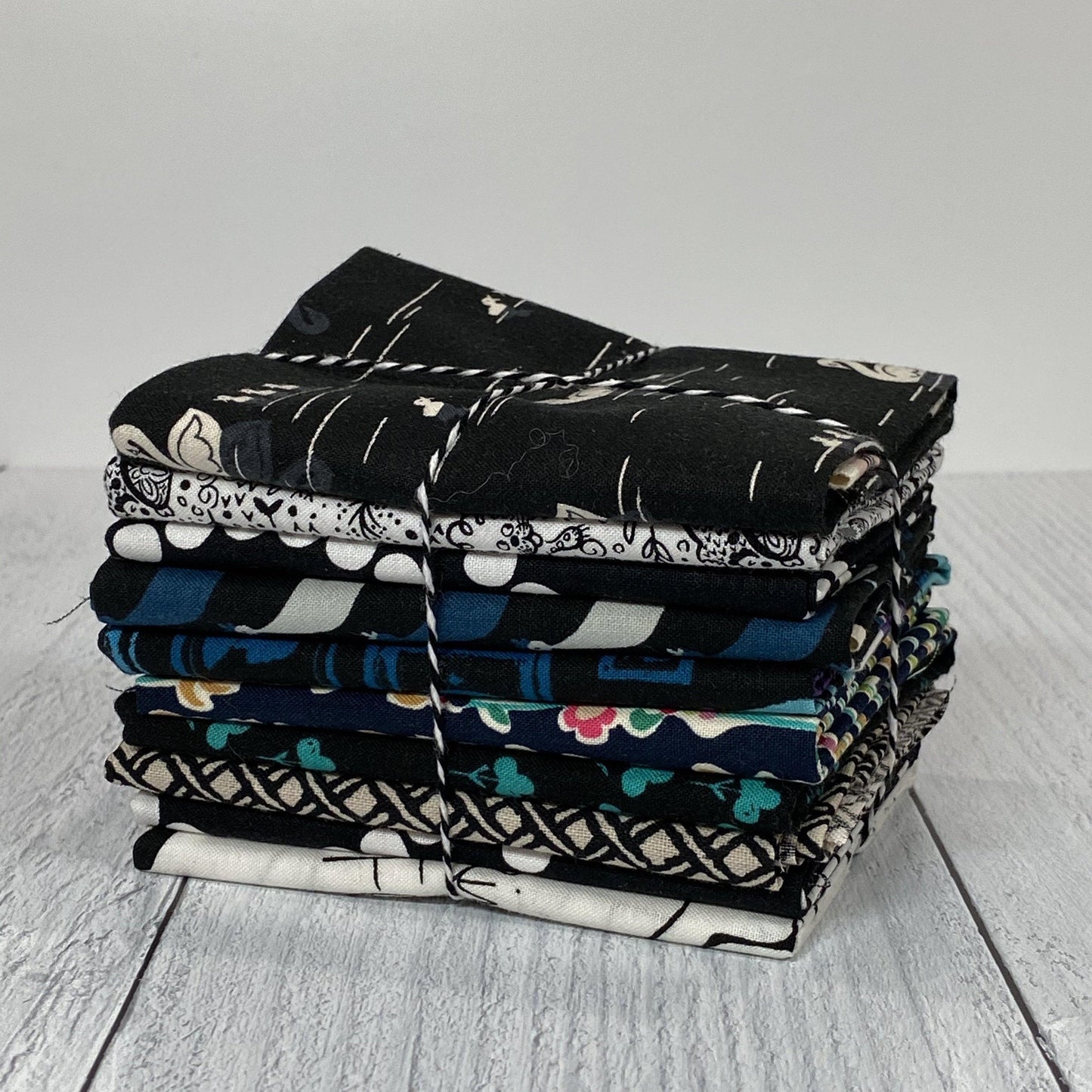 gather here - Mystery Fat Quarter Bundle (10 pieces) - Black - gatherhereonline.com