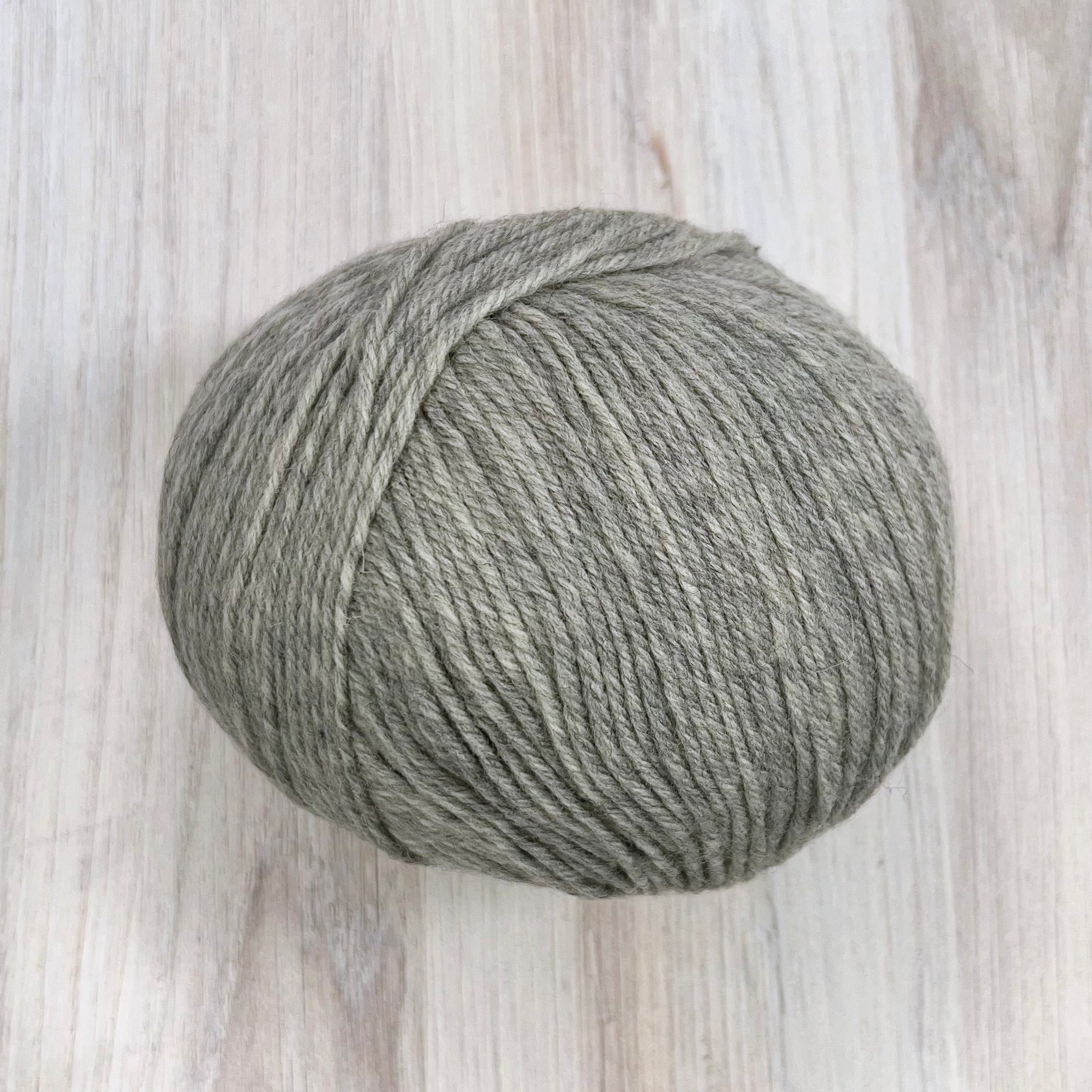 Universal Yarn-Deluxe Worsted Superwash-yarn-749 Smoke Heather-gather here online