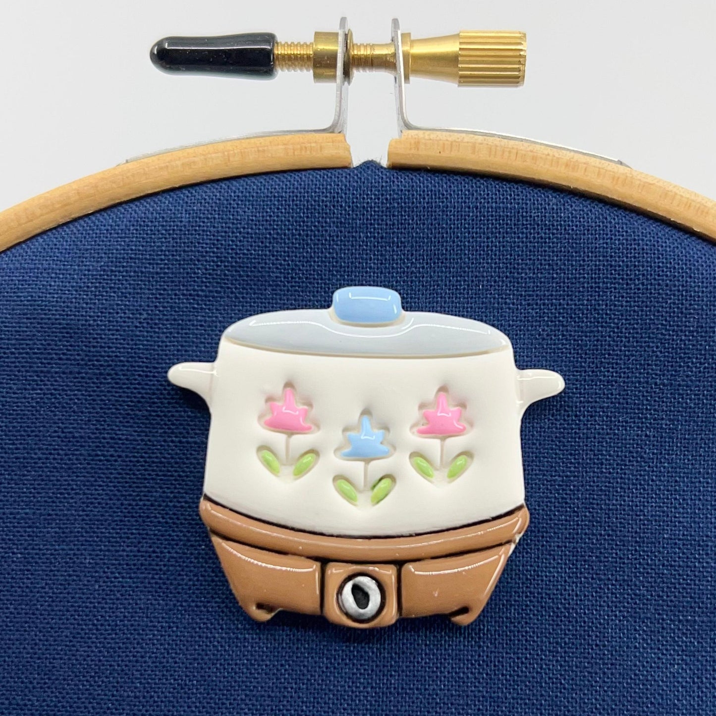 Dainty Comet-Retro Crock Pot Needle Minder-embroidery notion-white crock pot-gather here online