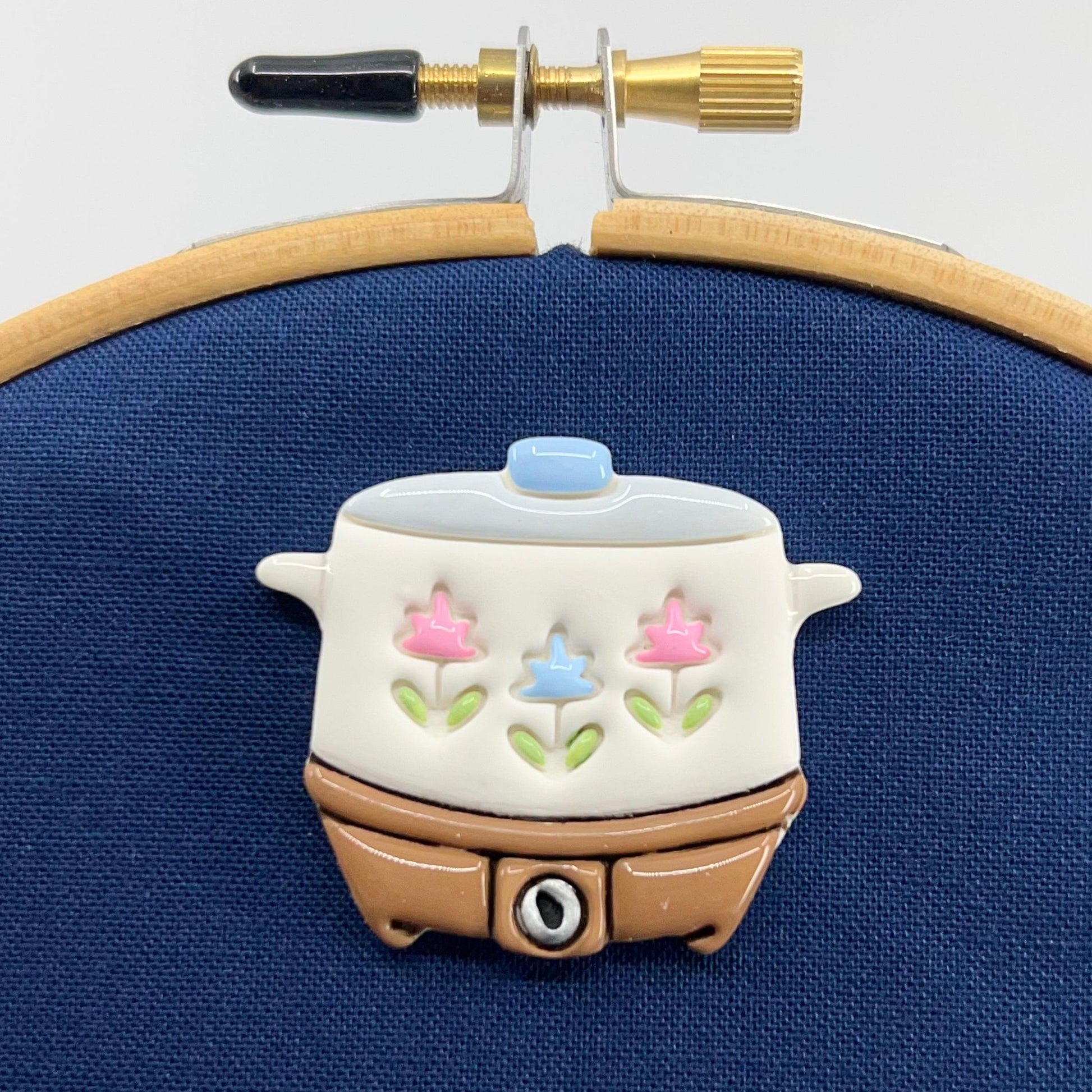 Dainty Comet-Retro Crock Pot Needle Minder-embroidery notion-white crock pot-gather here online