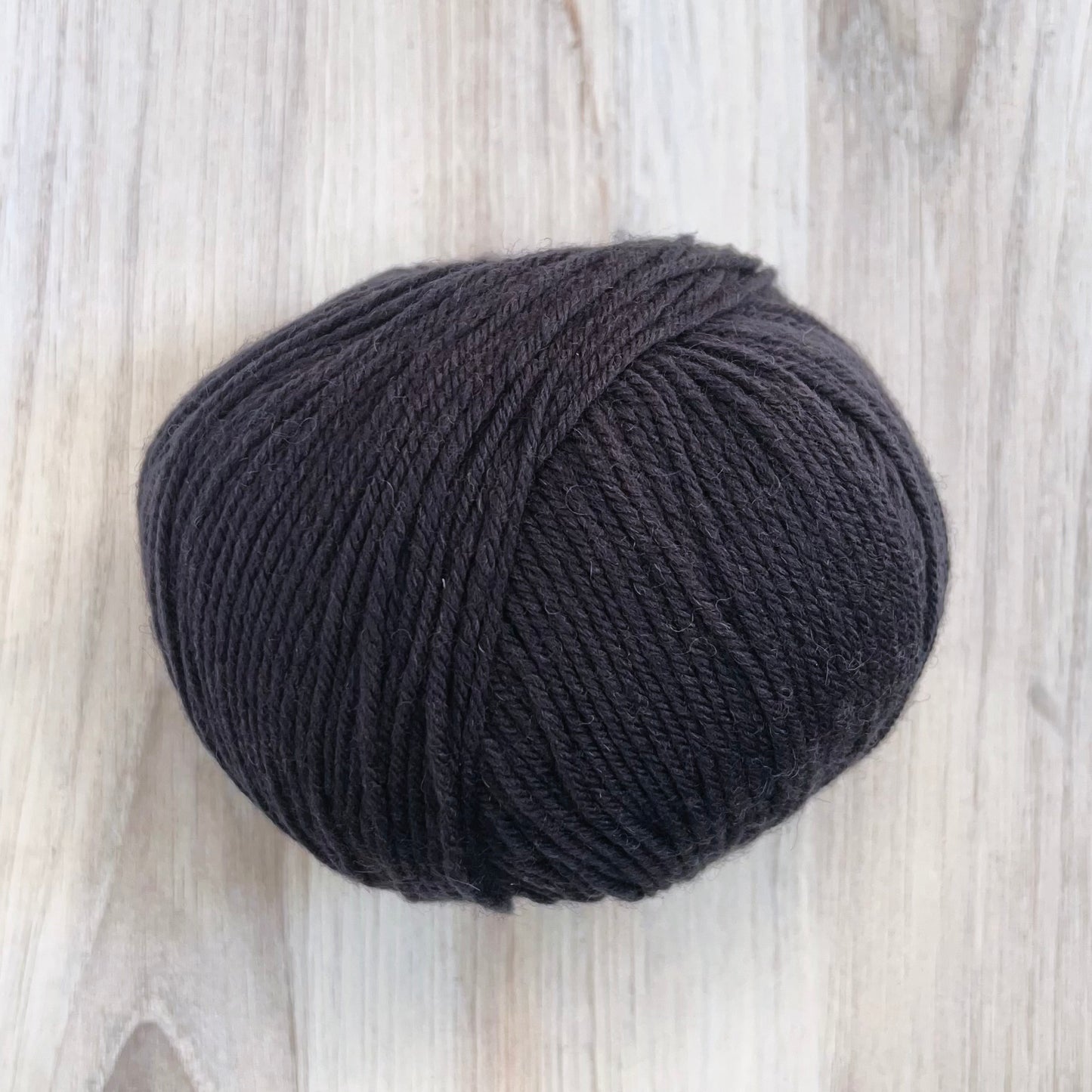 Universal Yarn-Deluxe Worsted Superwash-yarn-735 Ebony-gather here online