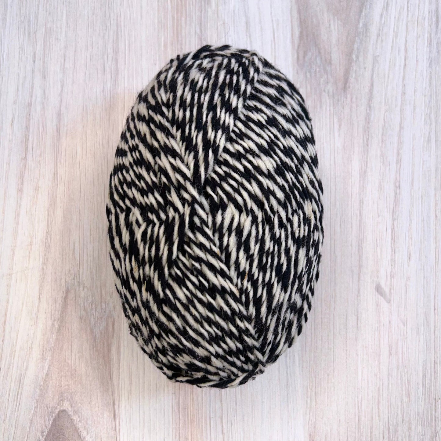 Retrosaria Rosa Pomar-Zagal-yarn-119 Black & White Twist-gather here online