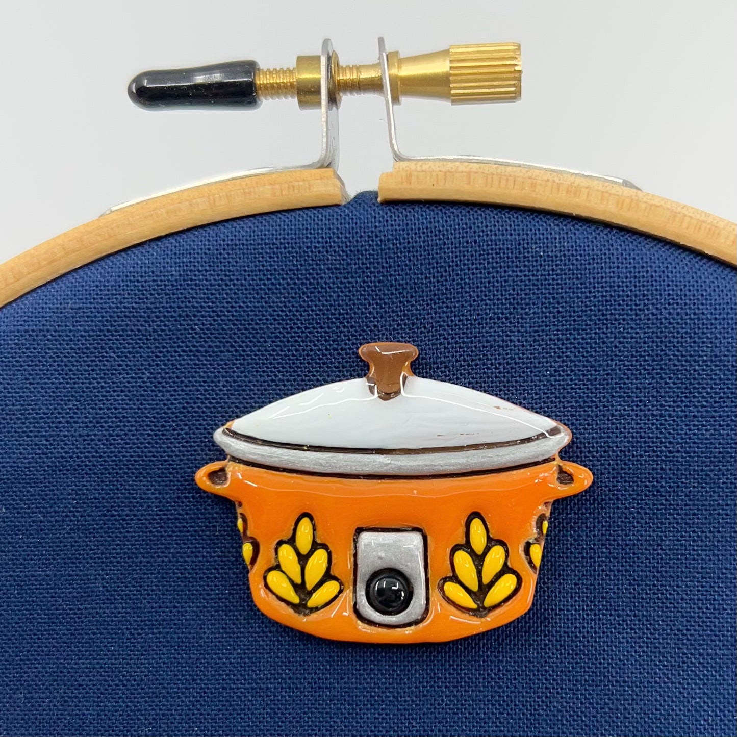 Dainty Comet-Retro Crock Pot Needle Minder-embroidery notion-orange crock pot-gather here online