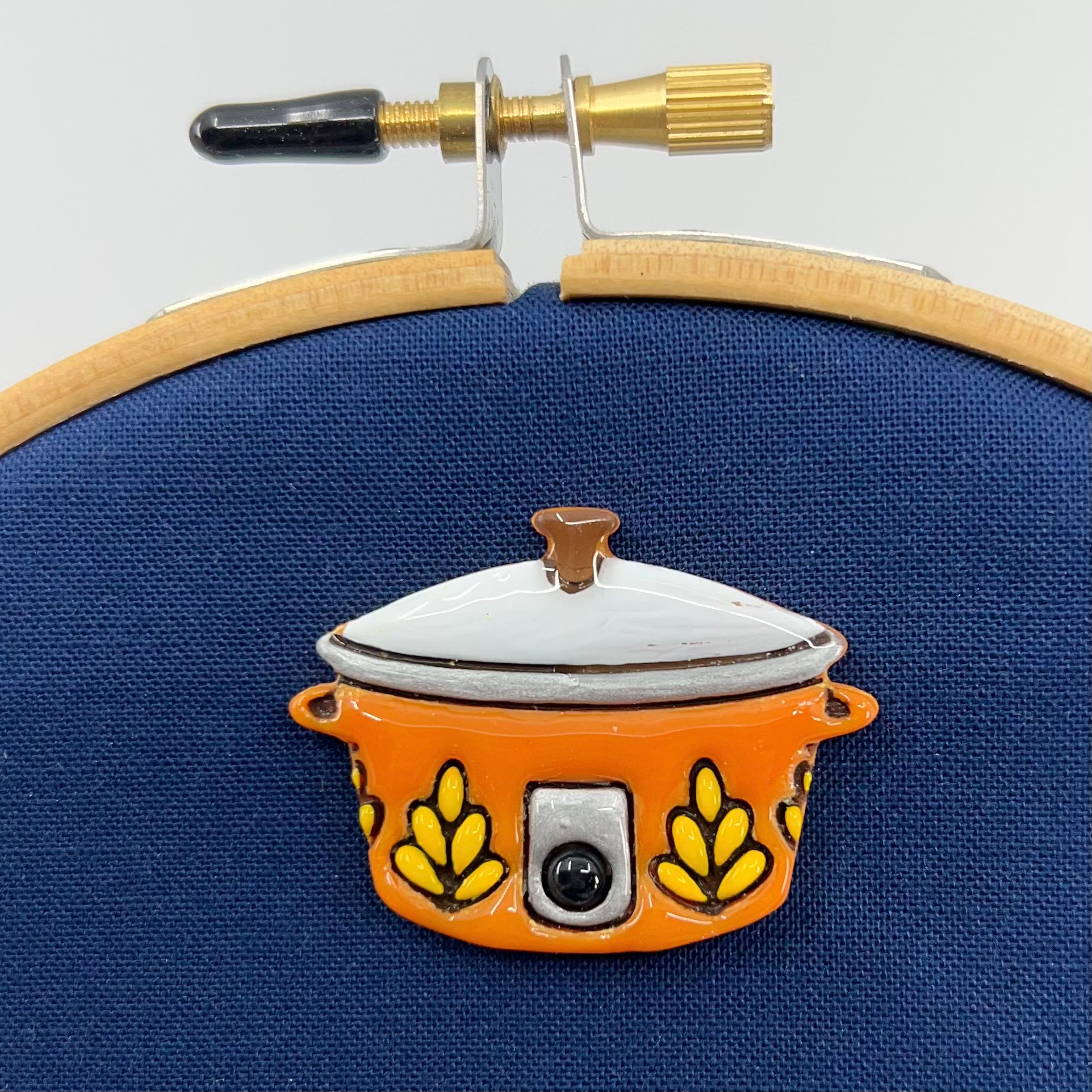 Dainty Comet-Retro Crock Pot Needle Minder-embroidery notion-orange crock pot-gather here online