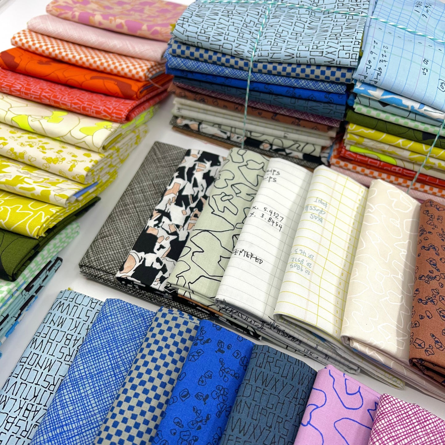 Fat Quarter Bundle of Memento (28 Pieces)