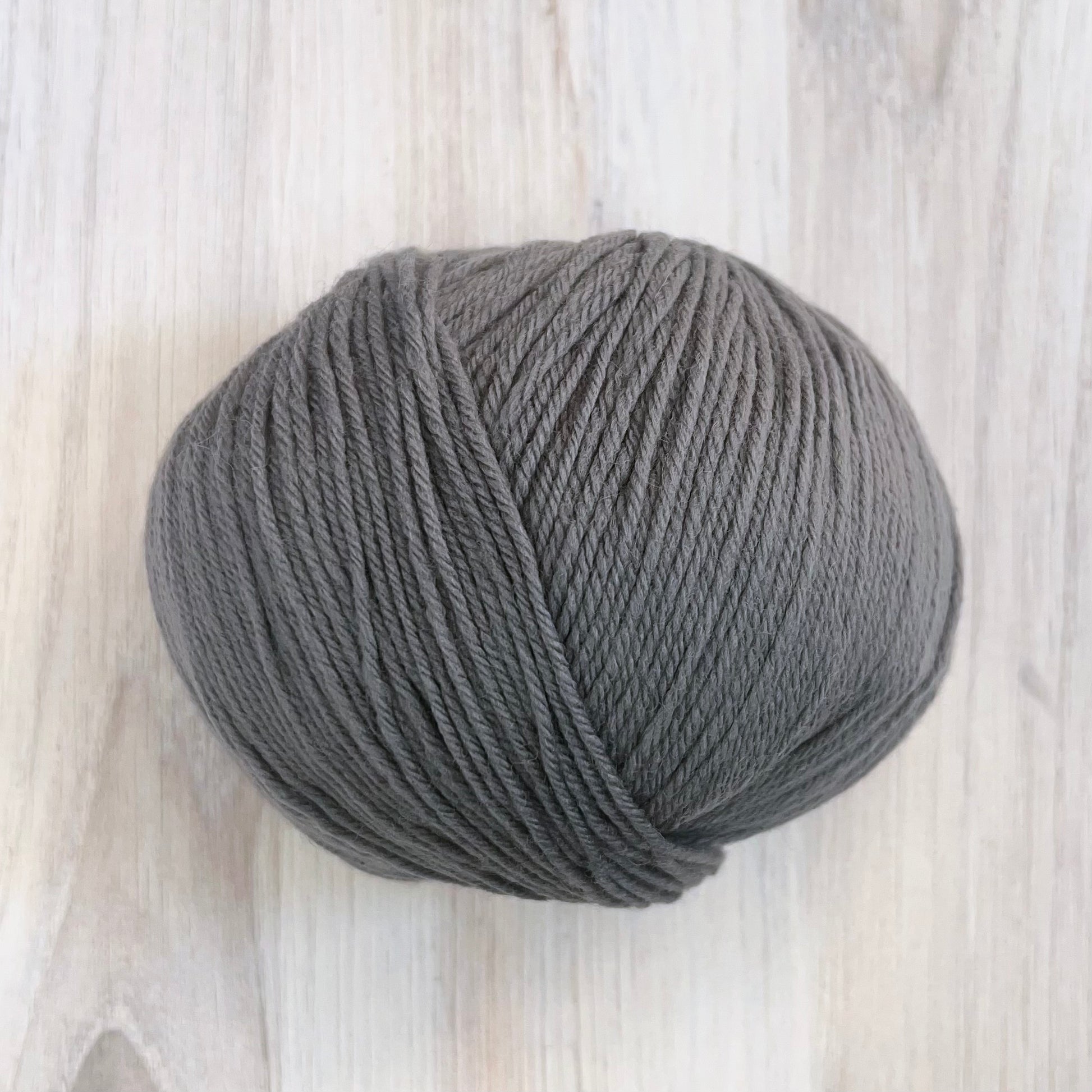 Universal Yarn-Deluxe Worsted Superwash-yarn-733 Sweatshirt Grey-gather here online