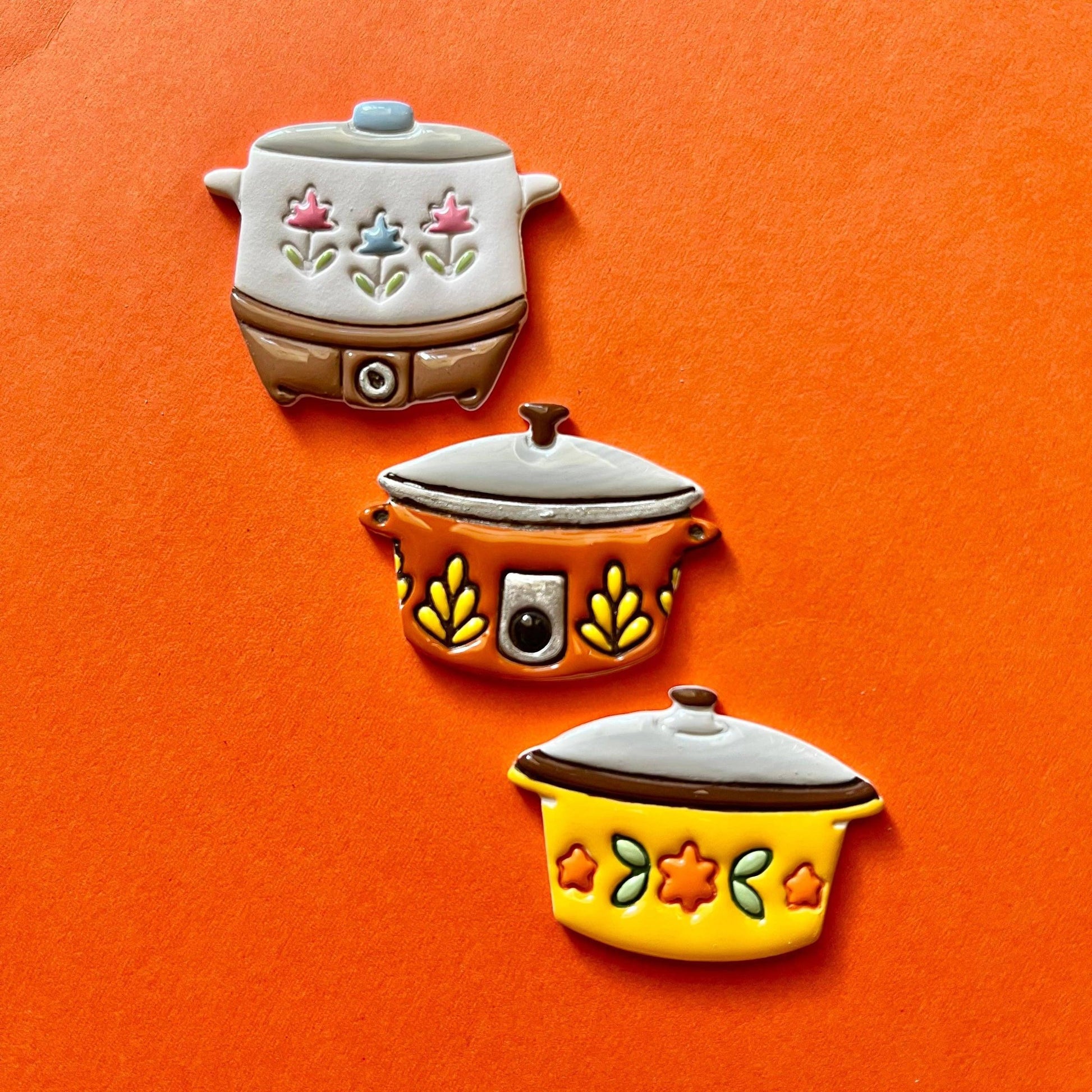 Dainty Comet-Retro Crock Pot Needle Minder-embroidery notion-yellow dutch oven-gather here online