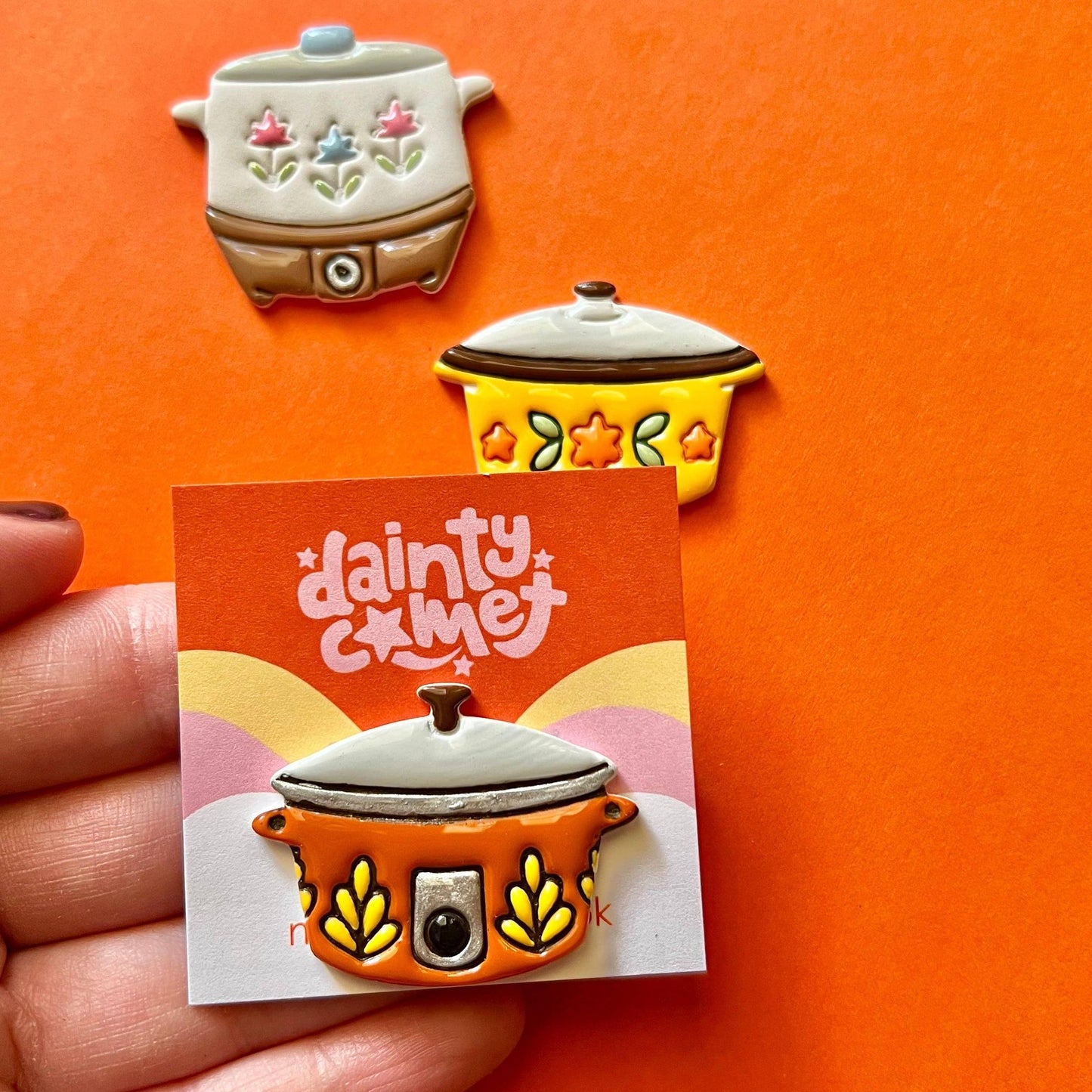 Dainty Comet-Retro Crock Pot Needle Minder-embroidery notion-gather here online