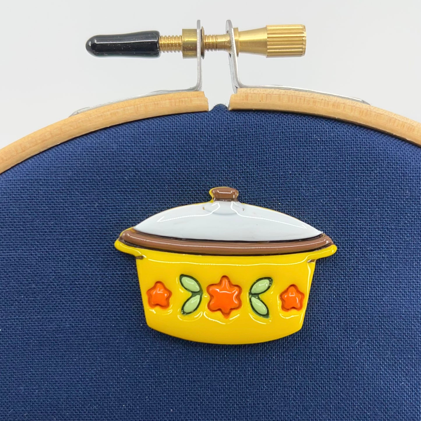 Dainty Comet-Retro Crock Pot Needle Minder-embroidery notion-yellow dutch oven-gather here online