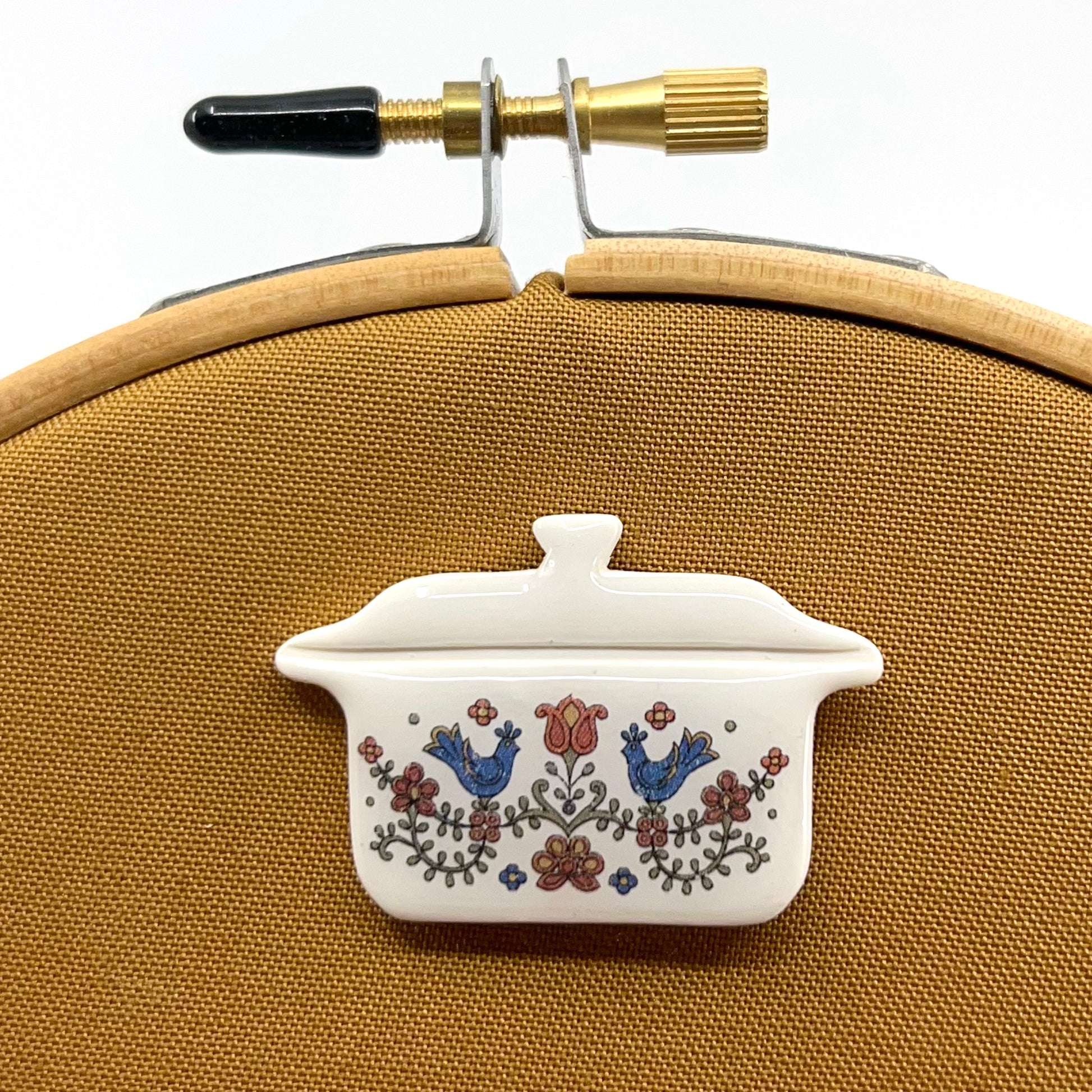 Dainty Comet-Retro Cookware Needle Minder-embroidery notion-12 country festival-gather here online