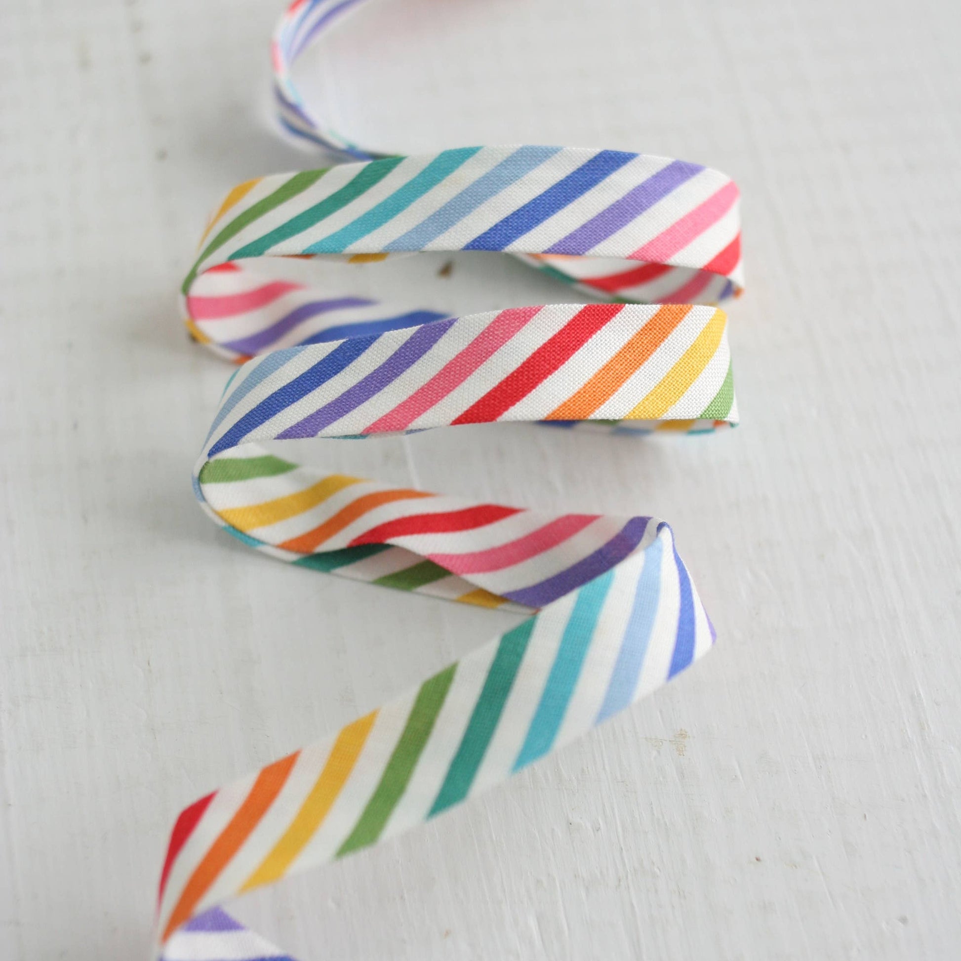 Bessie Pearl Binding Co-1/2" Double Fold Bias Binding - Rainbow Stripe-trim-gather here online