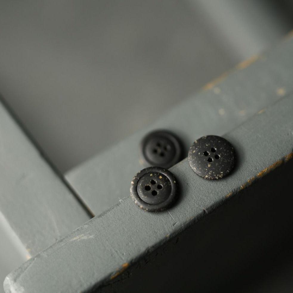 Merchant & Mills-Resin Speckle Buttons 20mm [3/4"] (each)-button-Nero-gather here online